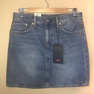 NWT ! Classic Levis Denim Skirt